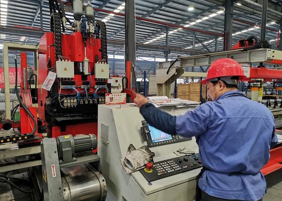 4000 - 8000 মিমি দৈর্ঘ্যের অটোমোবাইল অনুদৈর্ঘ্য বীম ফ্ল্যাট প্লেট 1200KN নামমাত্র বল CNC পঞ্চিং প্রোডাকশন লাইন