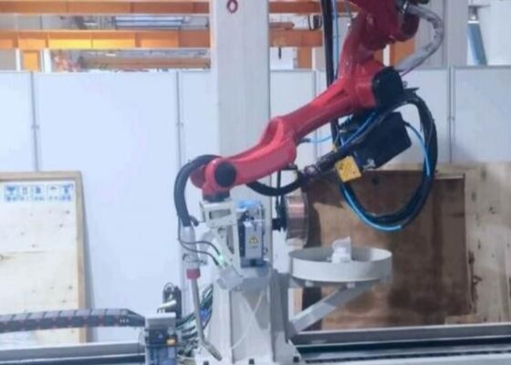 ±0.07mm পুনরাবৃত্তিযোগ্যতা ইনভার্টেড রেল ওয়েল্ডিং রোবট মেশিন 180000 লাক্স হালকা প্রতিরোধের